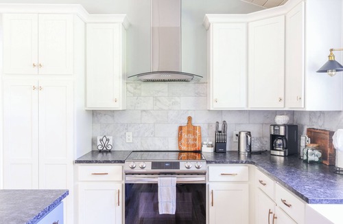 Fairview House | Charming Country Get-away! Pet Friendly