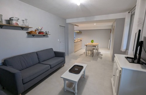 Trainou Cottage | Charming Countryside Cottage: Tranquil Farm Stay, Near Forest and Scenic Bike Routes