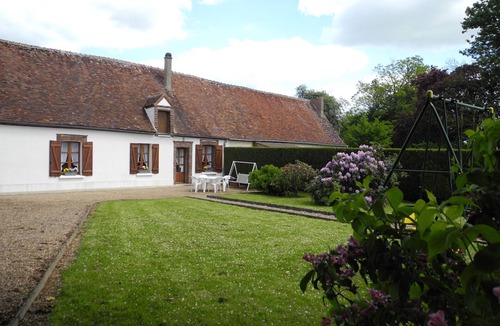 Meauce Cottage | "Charming Countryside Retreat: Cozy 2-BR Home with Garden, BBQ & Kids Play Area"