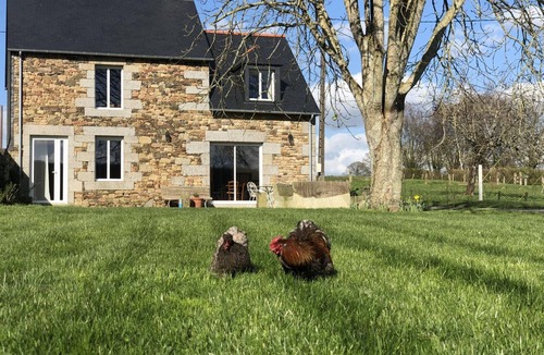 Marcilly Cottage | Charming countryside house with large green area