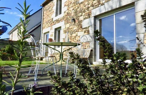 Marcilly Cottage | Charming countryside house with large green area