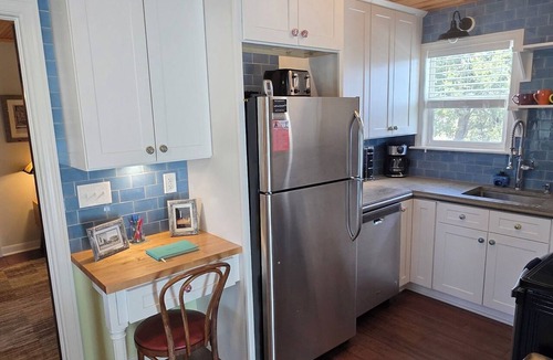 Put-in-Bay Apartment | Charming Couples Get-away at Put-in-Bay. - The Screened Inn