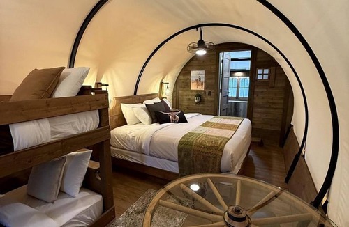 Pinnacles Entrance Badlands House | Charming Covered Glamping Wagons with Private Outdoor Spaces Near Wall Drug – Wall, South Dakota