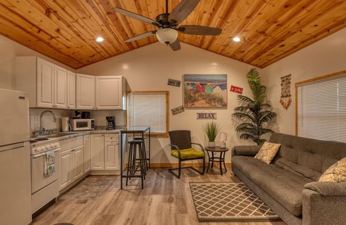 Senecaville Cottage | Charming & Cozy 1-bedroom cottage at Seneca Lake, Senecaville. OH