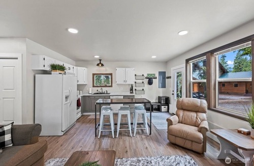 Cle Elum Cabin | Charming cozy 2-bedroom cabin near charming and historic Roslyn with WiFi