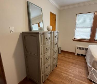 Berwyn Apartment | Charming Cozy 2 br 1 ba apt near Oak Park fast wifi near transportation