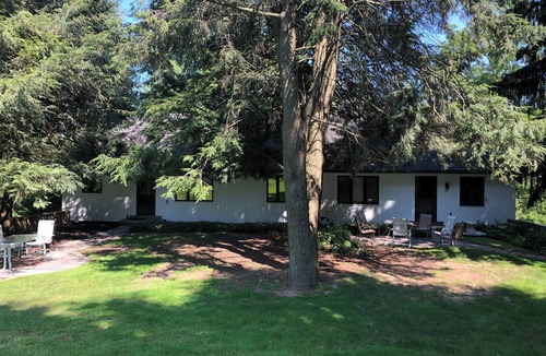 Perinton House | Charming + Cozy 3-bedroom Carriage House with WiFi, AC in wonderful Victor NY