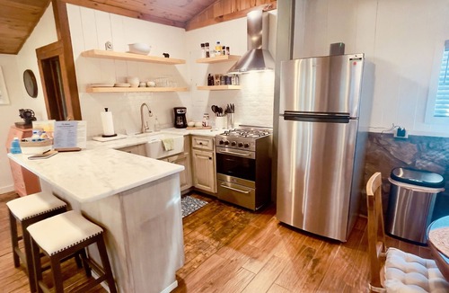 Rocky Bottom Cabin | Charming, Cozy and Creekside Sassafras Mountain Cabin Near Amazing Waterfalls