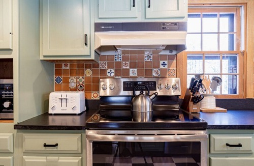 Stone Ridge Cabin | Charming & Cozy Cabin w/Screened Porch