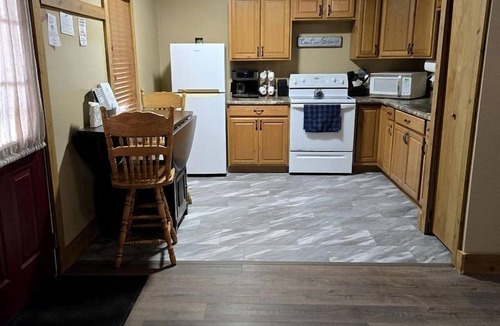Moscow House | Charming Cozy Chalet on a Hill by the Cedar River in Letts, Iowa