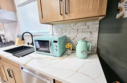 Lamanda Park Apartment | Charming & Cozy Home Near Caltech PCC & Pasadena Convention Center King-size bed