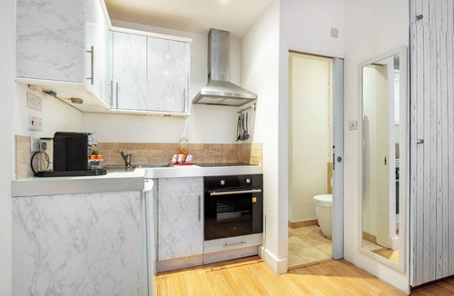 West Kensington Apartment | Charming Cozy Studio Apartment