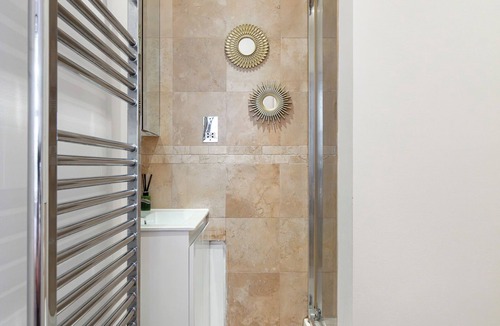 West Kensington Apartment | Charming Cozy Studio Apartment