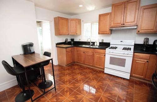 Eastside House | Charming Craftsman House - 3 Bedrooms With Parking - By Beach, Shops & Retro Row
