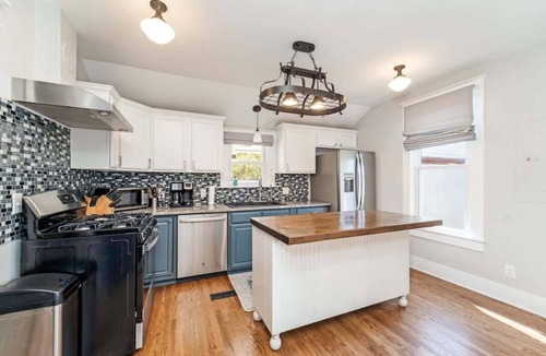 Dickson House | Charming Craftsman Home in Dickson | Pet Friendly
