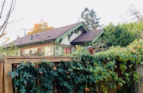 Whiteaker House | Charming Craftsman in Eugenes Historic Whiteaker Neighborhood