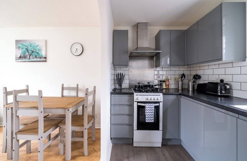 Maidenbower Apartment | Charming Crawley Getaway 1br Near Gatwick Airport