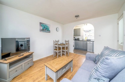 Maidenbower Apartment | Charming Crawley Getaway 1br Near Gatwick Airport