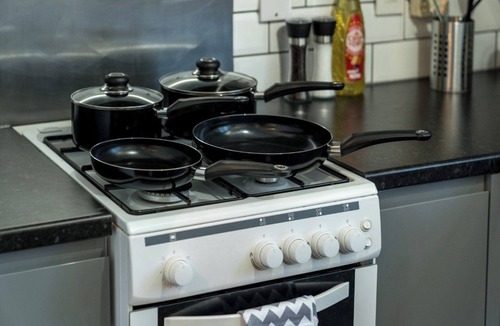 Maidenbower Apartment | Charming Crawley Getaway 1br Near Gatwick Airport