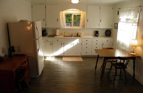 Walla Walla Cottage | Charming Creek Side Cottage with King bed Close to Whitman