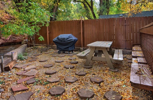 Manitou Springs Historic District Cabin | Charming Creekside Cabin Walk to Downtown Manitou – Ideal Retreat!