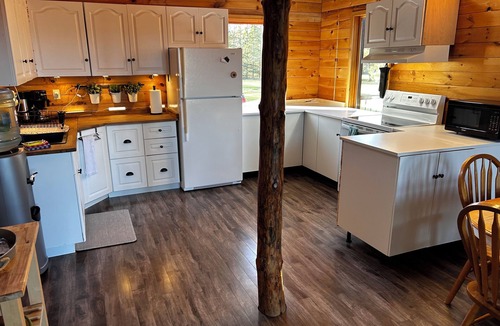 Manitoba Cabin | Charming creekside cottage on 2 acres w/hot tub and king bed