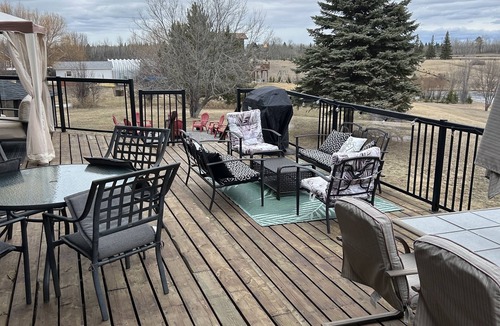 Manitoba Cabin | Charming creekside cottage on 2 acres w/hot tub and king bed