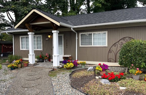Olde Town House | Charming creekside 1-bedroom bungalow in Issaquah