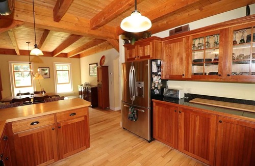 Waitsfield House | Charming creekside 4-BR country house near Sugarbush w/garage, EV charge, WiFi