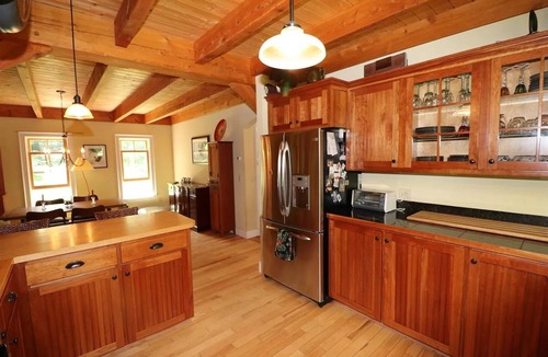 Waitsfield House | Charming creekside 4-BR country house near Sugarbush w/garage, EV charge, WiFi