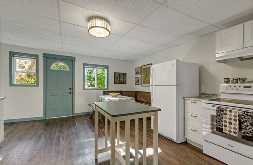 East Hill Cottage | Charming Creekside Cottage in Nature with Historic Roots