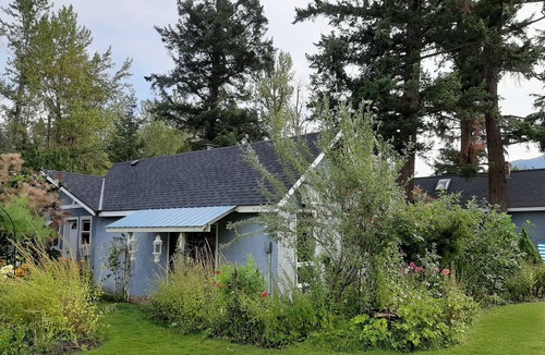 East Hill Cottage | Charming Creekside Cottage in Nature with Historic Roots