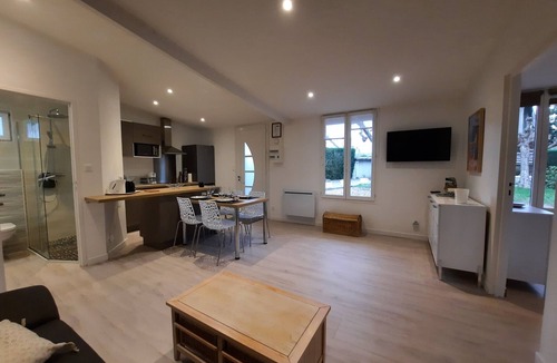Bellerive-sur-Allier House | Charming detached house with swimming pool, set in lush greenery on the banks of the Allier.