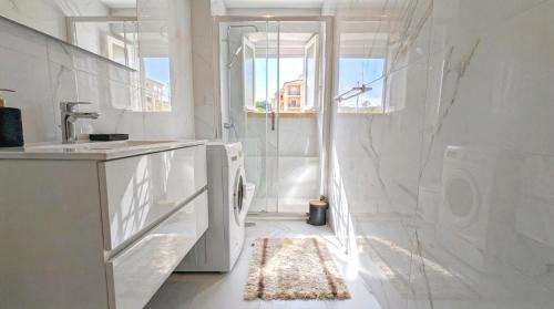Santo Condestavel House | Charming D'Ourique 3-Bedroom Apartment with Private Balcony in Central Campo de Ourique, Lisbon