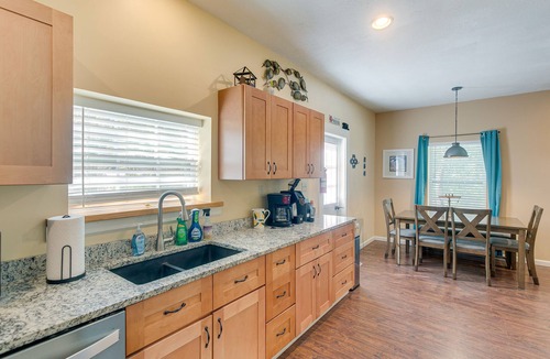 Darien House | Charming Darien Hideaway w/Porch, Near Downtown!