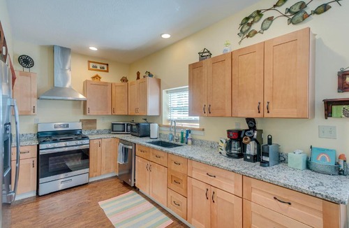 Darien House | Charming Darien Hideaway w/Porch, Near Downtown!