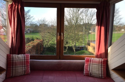 Gullane Apartment | Charming detached holiday home on lovely Goose Green, in Gullane. Pet & child friendly. Sleeps 8.