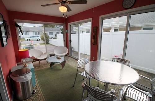Country Club Estates House | Charming Dog-Friendly Beach Home with In-Law Suite & EV Charging, Walk to Beach!