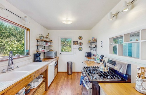 Thurston House | Charming dog-friendly house and separate studio w/grill, WIFI, washer and dryer
