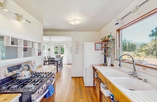 Thurston House | Charming dog-friendly house and separate studio w/grill, WIFI, washer and dryer