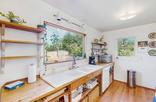 Thurston House | Charming dog-friendly house and separate studio w/grill, WIFI, washer and dryer