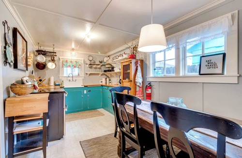 Seaside Cabin | Charming Dog-Friendly Cottage with AC, Washer/Dryer, Gas Grill, Easy Beach Access
