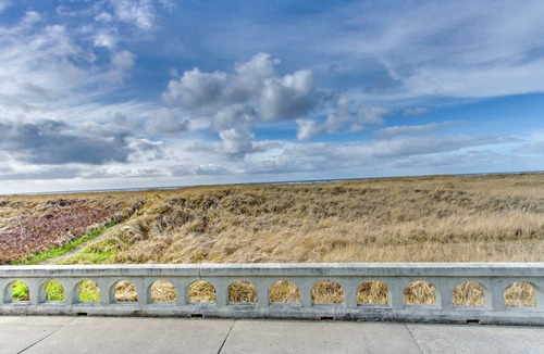 Seaside Cabin | Charming Dog-Friendly Cottage with AC, Washer/Dryer, Gas Grill, Easy Beach Access