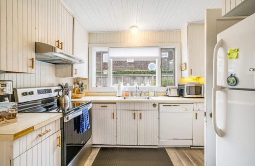 Gearhart House | Charming dog-friendly cottage with sauna easy beach access deck & yard