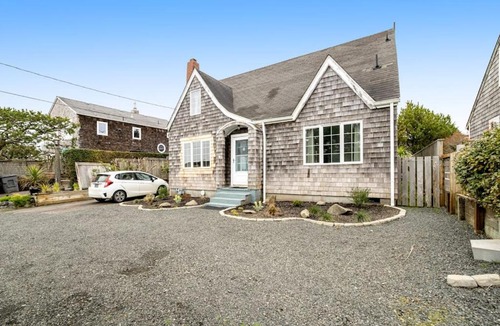 Gearhart House | Charming dog-friendly cottage with sauna easy beach access deck & yard