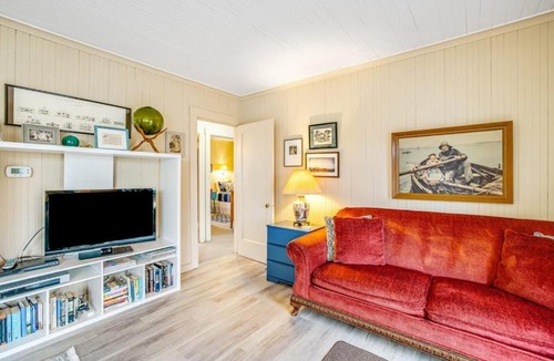 Gearhart House | Charming dog-friendly cottage with sauna easy beach access deck & yard