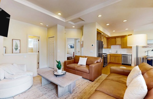 Broken Top House | Charming dog-friendly retreat near skiing & golf with views & fireplace