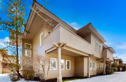 Broken Top House | Charming dog-friendly retreat near skiing & golf with views & fireplace