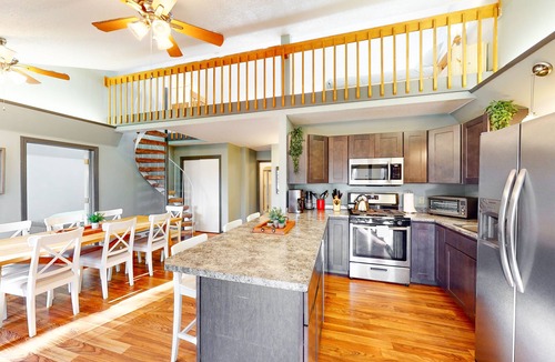 Jay House | Charming dog-friendly riverside escape with deck, firepit & EV charger