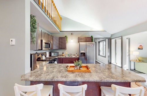 Jay House | Charming dog-friendly riverside escape with deck, firepit & EV charger